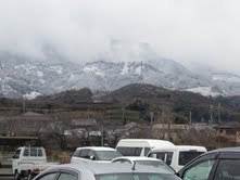 雪化粧のかつらぎ町の山々130219.jpg