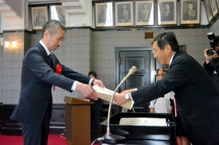 仁坂知事(右)から表彰される野田さん(左)(10月27日・和歌山県庁て).jpg