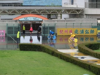 開催初日はあいにくの雨模様