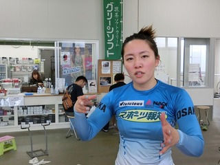 明るい表情でレースを振り返る、1着の白井選手