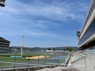 初日 上空は見事な晴天です