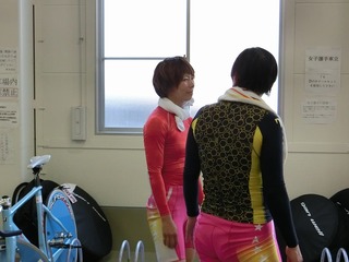 奥井選手(右)とレースを振り返る小坂選手