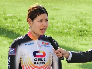 優勝インタビューに答える石井選手