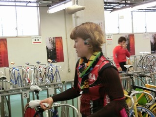 アップを終え車立てに自転車をセットの小林優香選手