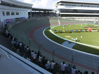 GPと変わらぬ数のファンが1〜2コーナースタンドに