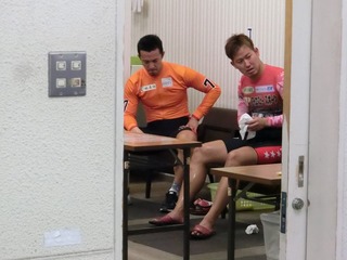 選手控室でレースを振り返る稲垣選手(左)と脇本選手