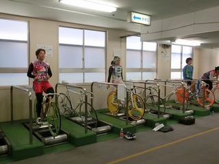 ローラー台でウォームアップをする(左から)加瀬・梶田・長澤選手