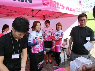 ガールズケイリンカフェで接客する(中央左から)戸田・佐藤・福田選手