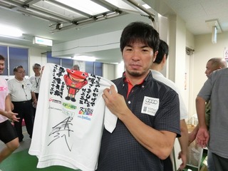 村上義弘選手サイン入り名古屋ダービー優勝記念Tシャツ
