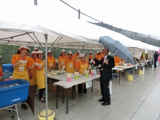 日裏町長がスタッフの激励に