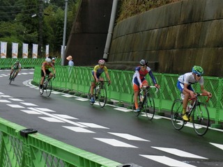 成年男子3周目 窪木選手が先頭集団の中で通過
