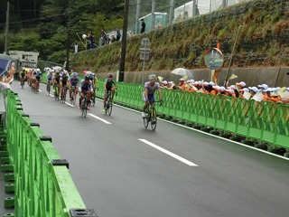 少年男子3周目 中川選手が集団を引っ張る