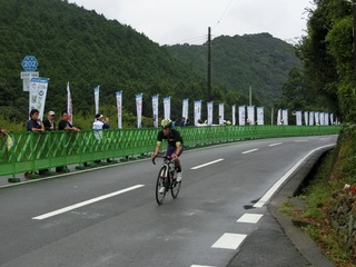 成年男子4周目 山本選手が飛び出す