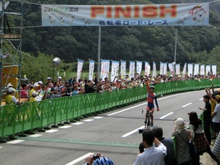 成年男子ゴール 窪木が右手を高々と上げる