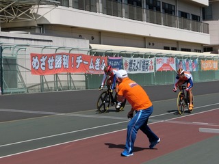 男子チームスプリント予選 2走が離脱して3走へ それ行けっ!