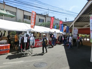 南門から並んだ物販テント 自転車競技グッズのお店です