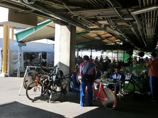 選手村でくつろぐ選手たち