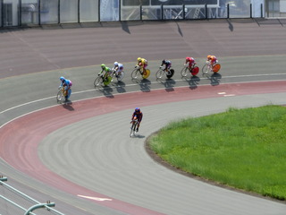 �Q���ڂV�q�@�W�����߂��S�R�[�i�[�̍U�h