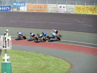 少年男子ケイリン1回戦5組(再発走レース) 最終1センターの攻防