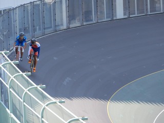 少年男子スプリント1/8決勝6組 布居が八木澤をけん制