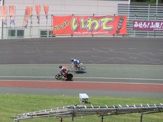 少年男子スプリント1/8決勝6組 布居が先行勝負