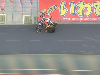 少年男子スプリント1/4決勝3組 布居がインに回って真鍋の動きを注視