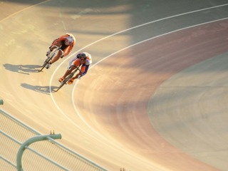少年男子スプリント1/4決勝3組 布居が先行して真鍋と並走