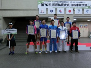 成年男子1qタイムトライアル表彰式 愛媛・松本貴治選手が優勝