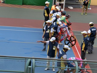 成年男子4q速度競走予選5組 佐々木選手スタンバイ完了!