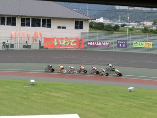 成年男子4q速度競走予選5組 2周目2角で後続集団が原井選手に追いつく