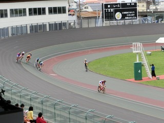 成年男子4q速度競走予選5組 2周目4角で佐々木選手が単騎で飛び出す
