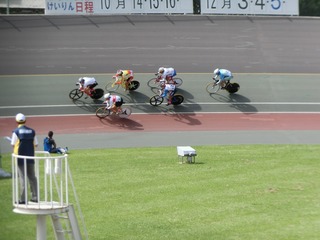 少年男子ケイリン2回戦4組 最終3角の攻防