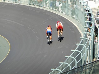 成年男子スプリント1/2決勝2組 先行する橋本に曽我が車を寄せてくる
