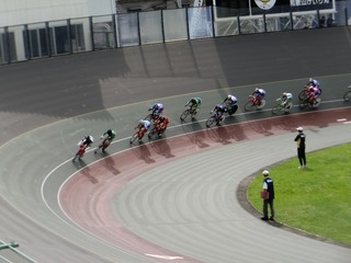 少年男子ポイントレース予選1組 第6スプリントを小玉が1位通過する
