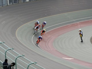 少年男子ポイントレース予選1組 中川が1着でゴールして逆転でポイント首位に立つ