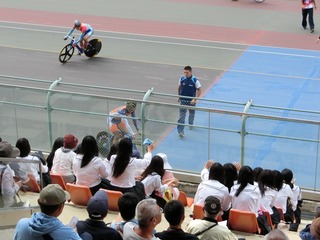 山本選手のスタート位置は同級生の女子の目の前です