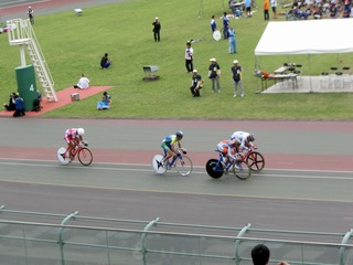 少年男子ポイントレース予選2組 2位集団の山本がポイントを奪いに行く