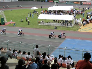 少年男子ポイントレース予選2組 山本が1着。ポイント首位で予選通過する