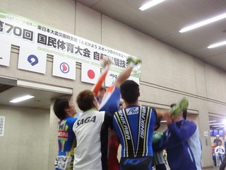 橋本凌甫選手がライバル選手に胴上げされる