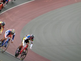 少年男子ポイントレース決勝 第2スプリントで山本が小玉を交わしにかかる