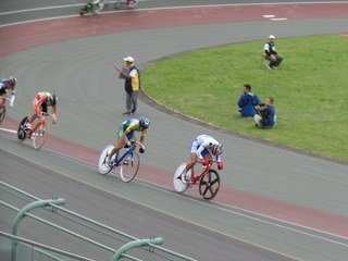 少年男子ポイントレース決勝 ゴール着順での逆転を狙って先行する徳田