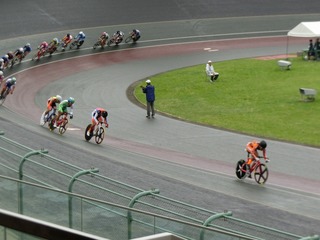 成年男子ポイントレース決勝 第1スプリントで窪木が山下を追って2位で3点獲得