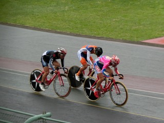 成年男子ポイントレース決勝 第3スプリントで窪木は原井に交わされ3位通過の2点を獲得