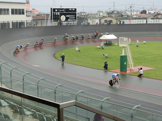 成年男子ポイントレース決勝 第9スプリントで窪木はインに詰まらされポイントを追加できず