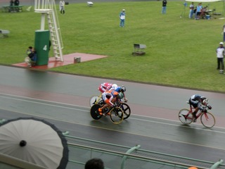 少年男子4q速度競走決勝 山田を先に捉えた今村が先頭でゴールに