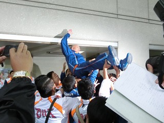 上野孝監督が胴上げされる