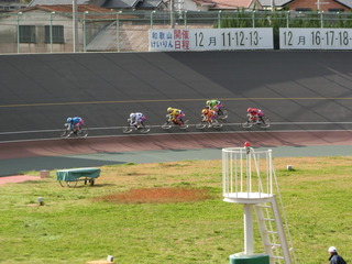 �Q���ڂU�q�@�ŏI�Q�Z���^�[��O�̍U�h