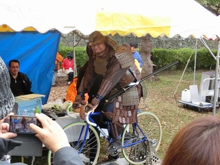 甲冑武士の姿も「拙者も参戦するでごじゃる!」