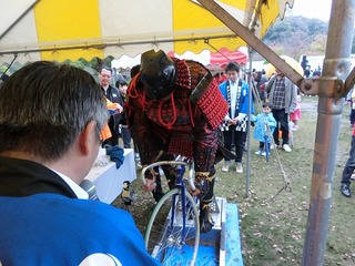 甲冑姿の武士がまた一人参戦「先ほどの仇を打つでごじゃる〜!」
