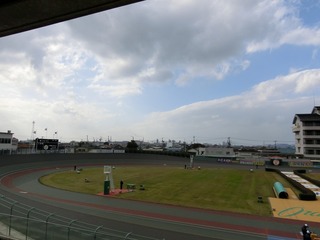 開催初日は雨上がりの曇り空